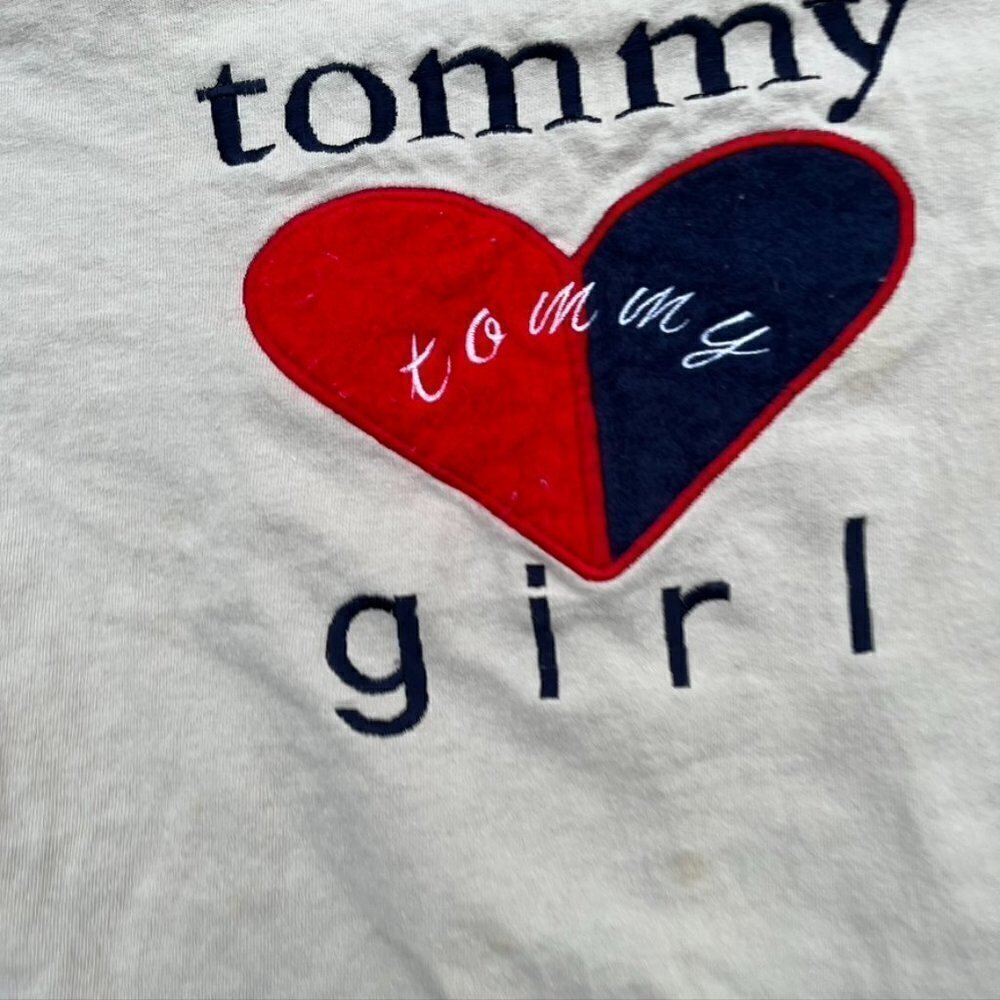** VINTAGE TOMMY Hilfiger Girl Heart embroidered tan tshirt Medium - Picture 3 of 8